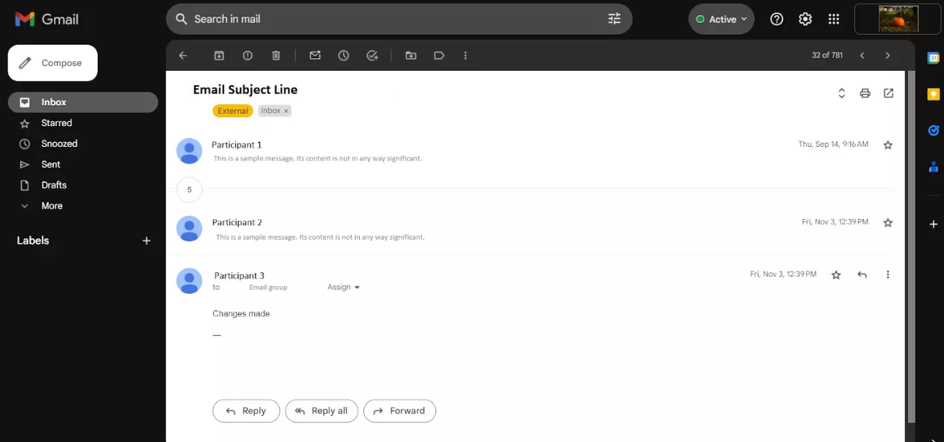 Příklad e-mailového vlákna mezi více účastníky v průběhu času