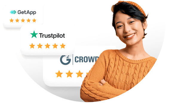 Usmívající se žena s cenami vedle ní.