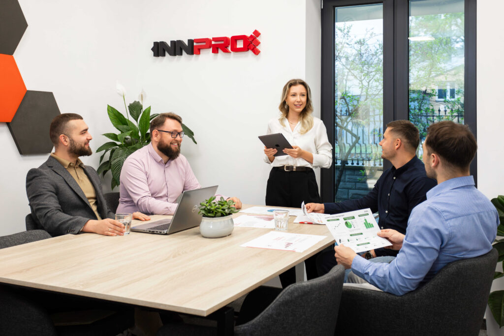 Tým INNPRO v kancelářském prostředí